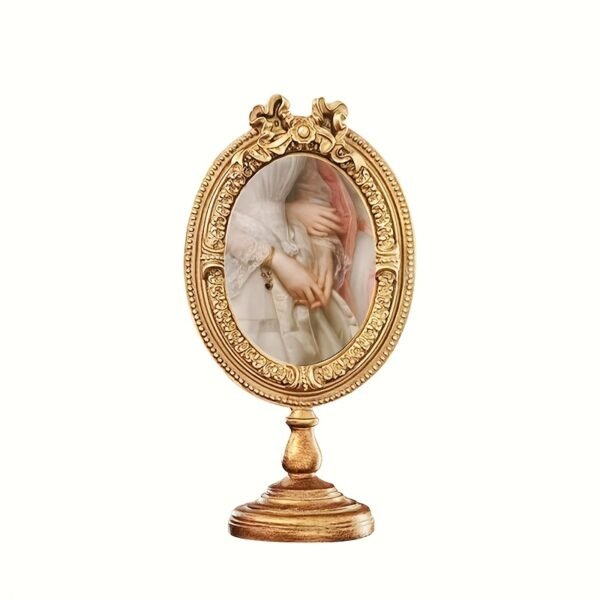 0c14fdf6-61ed-4e45-a8f0-d17541dd49ca.jpg A Beautifully Crafted Vintage-Style Oval Golden Photo Frame Ornament