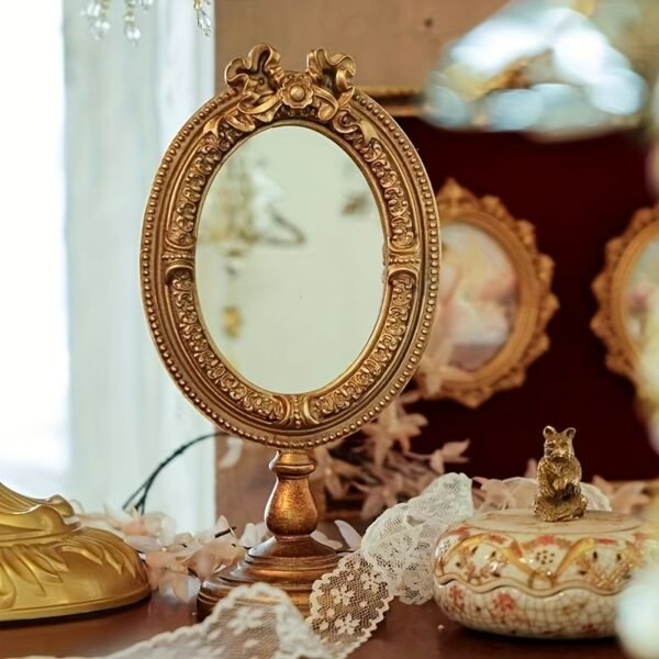 1909909c-2e4c-4c36-8c43-79101b0cb01f.jpg A Beautifully Crafted Vintage-Style Oval Golden Photo Frame Ornament