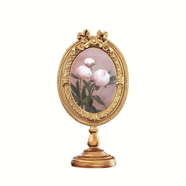 68b616ca-73d3-4496-b246-567cfa26b9d0.jpg A Beautifully Crafted Vintage-Style Oval Golden Photo Frame Ornament
