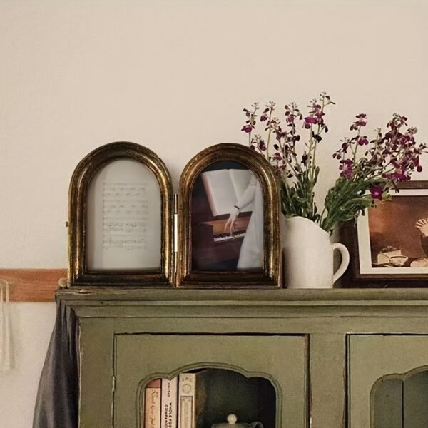 A vintage double arch resin picture frame, vintage style tabletop decoration, art background mural, elegant modern home wall hanging decoration